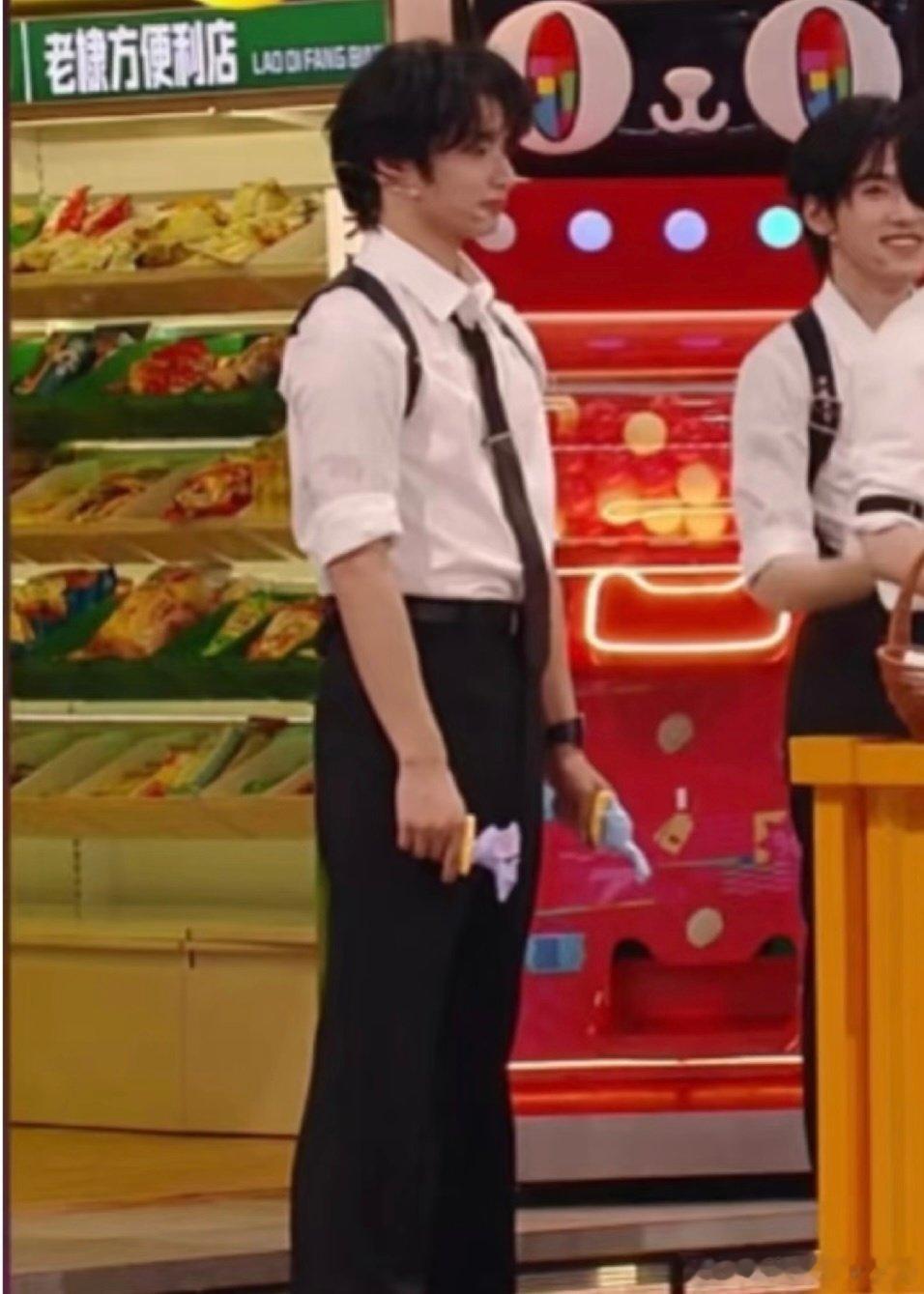 丸家有丸式站姿
#刘耀文 廿一流光共赴昭季# ​