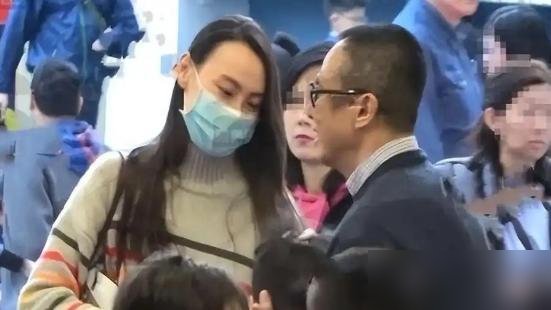 李泽楷居然坐在观众席最后一排，没带保镖，没人知道他会来。
大儿子李长治打武术比赛，全程没往看台看一眼。下台后梁洛施递水擦汗，孩子自己收拾护具。李泽楷坐那儿两个钟头，愣是没人认出他。
这画面太反差了。他妈正在跟新男友马浴柯跑五个城市的路演，十指紧扣上热搜。他爸在这头看儿子比赛，低调到像个普通家长。