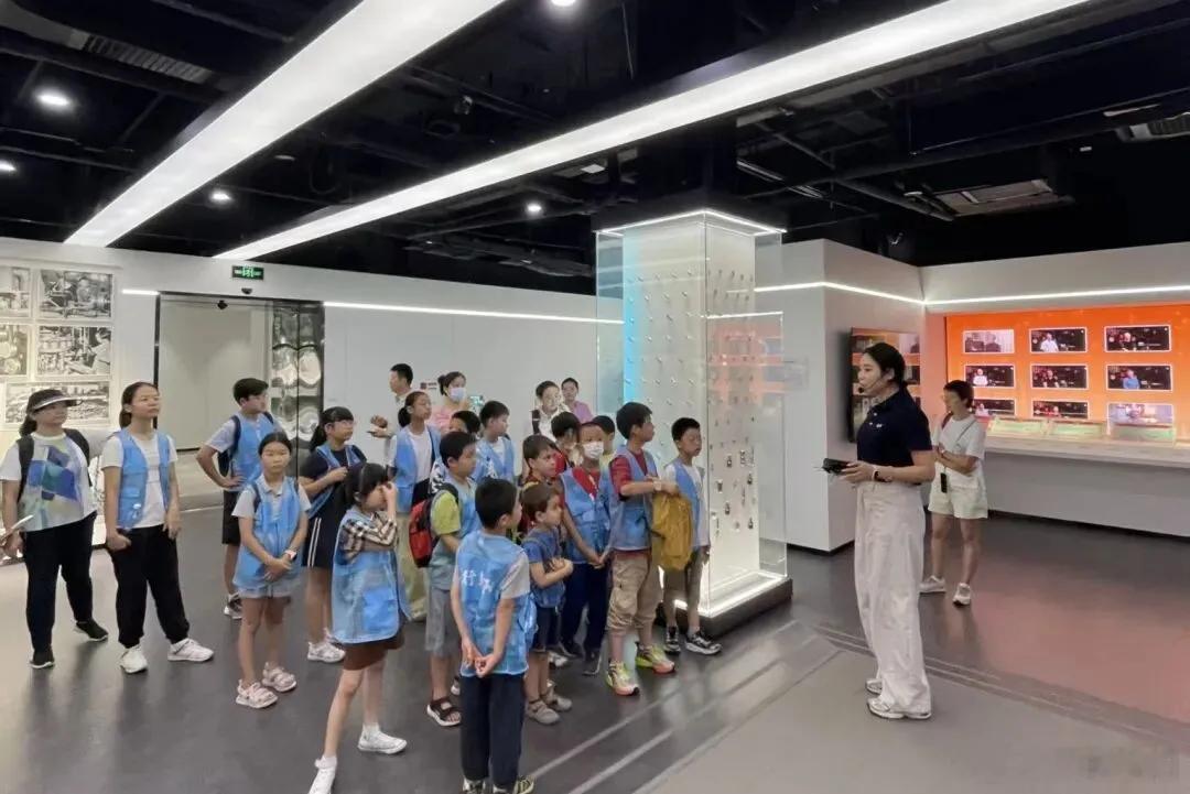 【文明实践丨“这场研学活动，让我们感受到了中国科技的力量”】电脑、手机、电视是孩子们日常学习娱乐离不开的工具，一块块闪闪发光的“中国屏”，凝结着我国显示产业的前沿技术，也记录着国产科技砥砺前行的奋斗故事。为丰富青少年暑期生活，拓宽科学视野，增强民族自豪感，朝阳区宣传文化中心联合众 ​