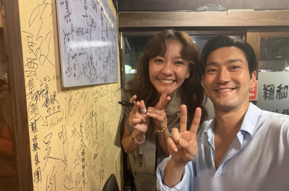 陈意涵婚后的相处方式，惊到大家！
和丈夫跑步方向不同，不强求一致；家务谁有空谁做，没空就请人帮忙；生二胎后有过情绪低潮，后来心态完全放松，照宽松的方式养孩子，不拘泥传统；还带着两个孩子去长沙录节目，没耽误自己的事业。
以前总说嫁对人就稳妥了，现在明白，婚姻的舒适，不是要紧紧绑在一起，而是各自有空