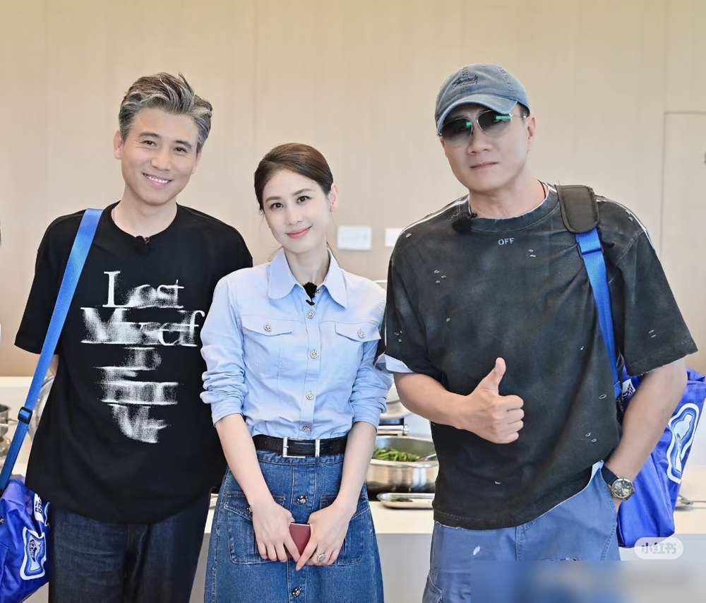胡军李乃文给黄圣依当助理，全程黑脸，李乃文甚至放话我都不敢看她。
出发前12分钟，经纪团队才甩来行程单。胡军前一天横店中暑，人还没缓过来。这一路，时间紧，任务急，俩人脸色就没晴过。
全网都在骂黄圣依耍大牌，把影帝当跟班使唤。
但镜头外，她正同时干着这几件事：中欧EMBA答辩、论文定稿、新书签售