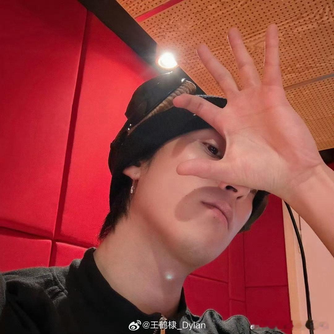 王鹤棣这是在录新歌吗[爱慕][爱慕] ​