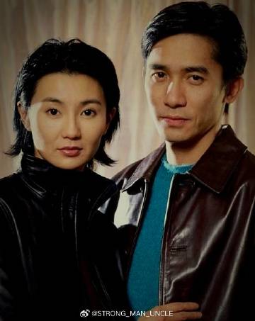 2001年，张曼玉与梁朝伟，登上美国《村声》杂志的同框写真。