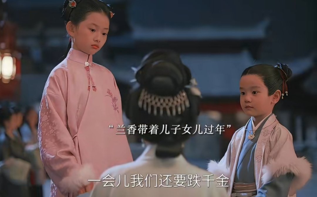 热播剧《兰香如故》近期上演了让观众直呼“基因强大”的名场面——剧中“Linda爷”林锦岐的女儿与妻子许兰香（沈嘉兰）长得几乎一模一样，被网友戏称为“老婆的mini版”。  一、核心热议：女儿复刻母亲模