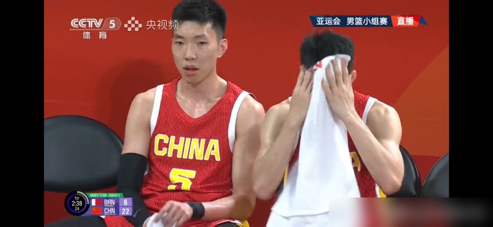 一场球打出+40正负值，男篮终于等来一个大号郭艾伦。
赴美特训回来，廖三宁像换了个人。对阵巴林那场狂砍23分，突破极其犀利，身体对抗完全不吃亏。赵睿不在，他硬是扛起了持球核心的重任。
但主帅郭士强眼毒，一句进攻好于防守戳中要害。节奏感再好，遇到国际级别的高强度包夹，黏球和失误的老毛病还是藏不住。