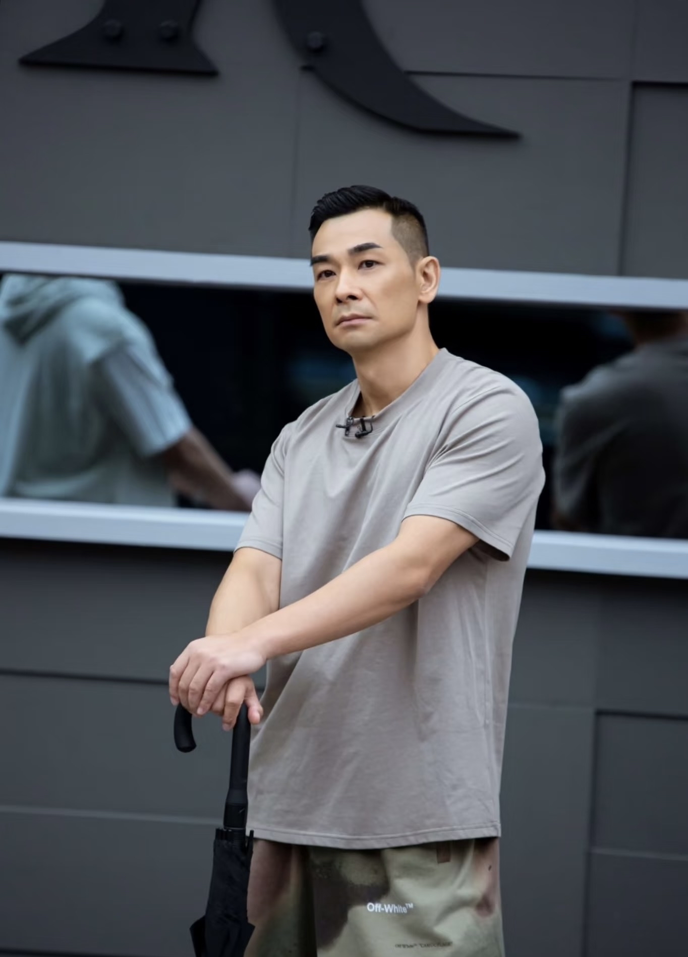 赵文卓19岁出道即获徐克力捧，被视为李连杰接班人。但他转战电视剧十年，错失电影黄金期，又因与甄子丹的“戏霸”风波导致港圈资源归零。感情上，与梅艳芳的姐弟恋成为意难平。如今53岁的他，虽不再是功夫巨星，却把生活过成了自己的主场：宠妻宠女，儿女双全，婚姻走过十七年依然稳当。徐克说他“没什么上进心”，如今