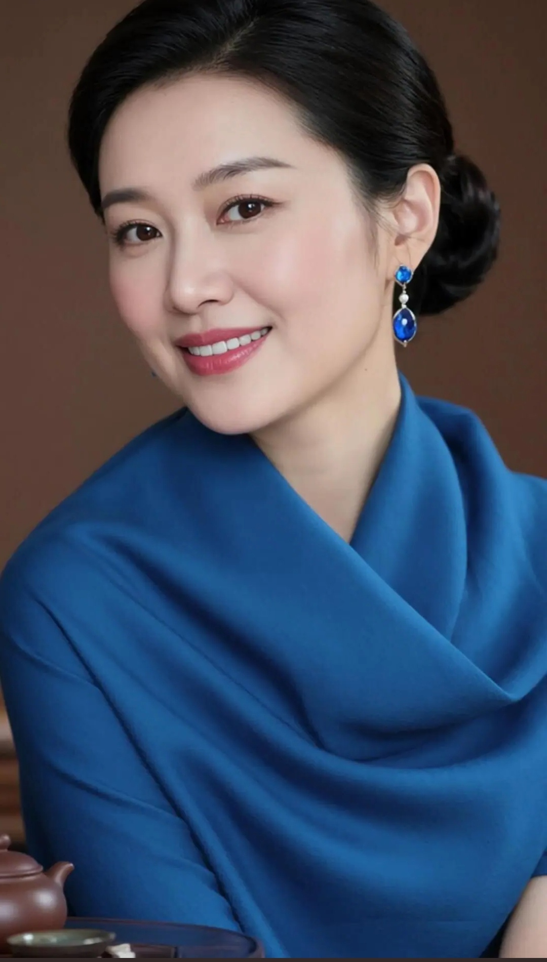 优雅蓝调，尽显东方韵味，美丽的容颜让人陶醉，气质如诗如画。