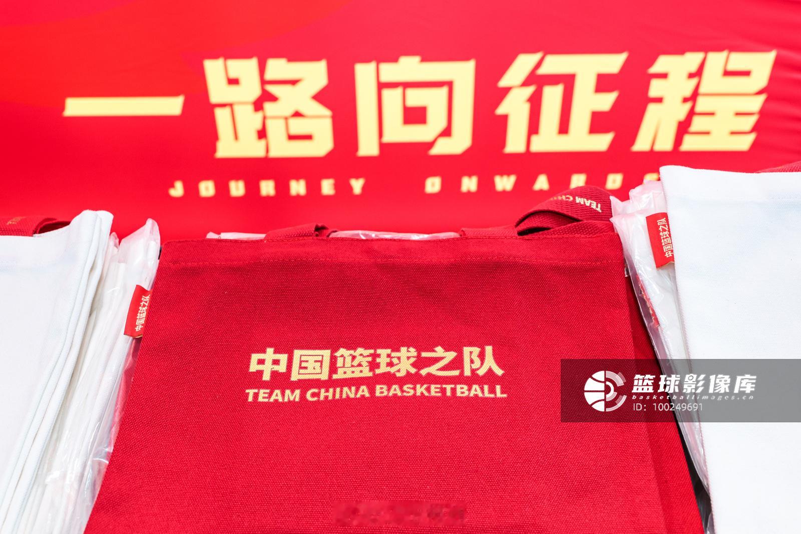 #中国男篮##中国女篮# 

对于很多球员来说，离开集训，无缘窗口期，无缘亚运会，是该恭喜还是如何？

恭喜的是，终于有点自己的时间，可以休息休息了。但能力有高低，当了一个夏天的陪练，肯定还是有收获，自己的付出确实也很多。

有些说法并不对，没有球员不想为国家队效力，但如今很多管理模式存在 ​