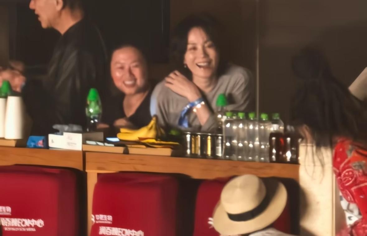 那英北京首场演唱会，王菲自己来了，宋丹丹、杨坤、张碧晨、屠洪纲、殷秀梅也到了。
别光看明星扎堆热闹，这是几十年攒下的信任存折，关键时刻能提现。
一场演唱会，至少6张熟脸
北京首场，王菲不光和窦靖童一起送花篮，自己还露面。加上宋丹丹、杨坤、张碧晨、屠洪纲、殷秀梅，至少6位圈内人公开出现。
把话揉碎了看
