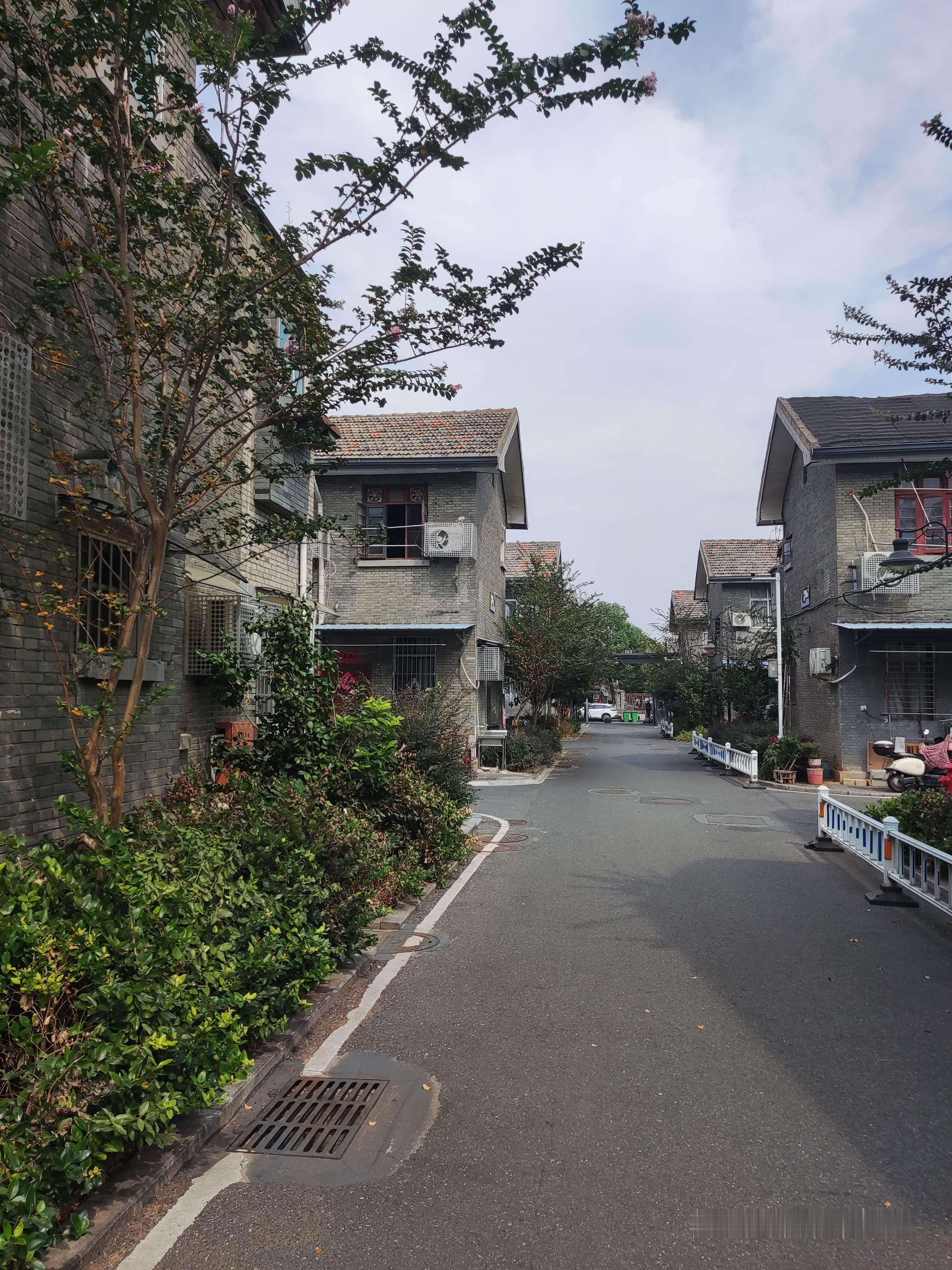 “豫章故郡，洪都新府”，来了这么多次，终于打卡了心心念念的地方❶“51年创建的洪都机械厂是新中国第一架飞机和第一枚海防导弹的诞生地”❷曾用名“320厂”❸“老厂生活区保留了上百栋苏式建筑，分布在洪都一至八区，是江西规模最大、保存最完整的苏式红砖家属院，很有年代感…”  ​