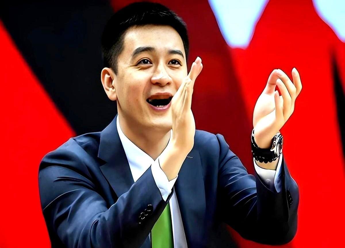 那个在赛场上黑脸吼人的杨鸣，私下里竟然是个搞笑男！  徐静雨在解说台见...