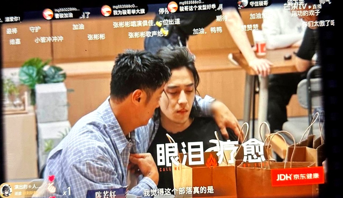 真没想到，一个综艺节目，让我看懂了什么叫“大哥带队”。

余文乐这组，简直是教科书级别的。艾热和王以太，两个顶尖说唱歌手，自己的活儿干完了，不歇着，反过来一个字一个字教队友怎么咬字、怎么找节奏。一点没藏着掖着。

陈若轩被外界骂得厉害，欢子状态起伏，眼看就要崩。余文乐没说教，就一句话：“问题出了，我