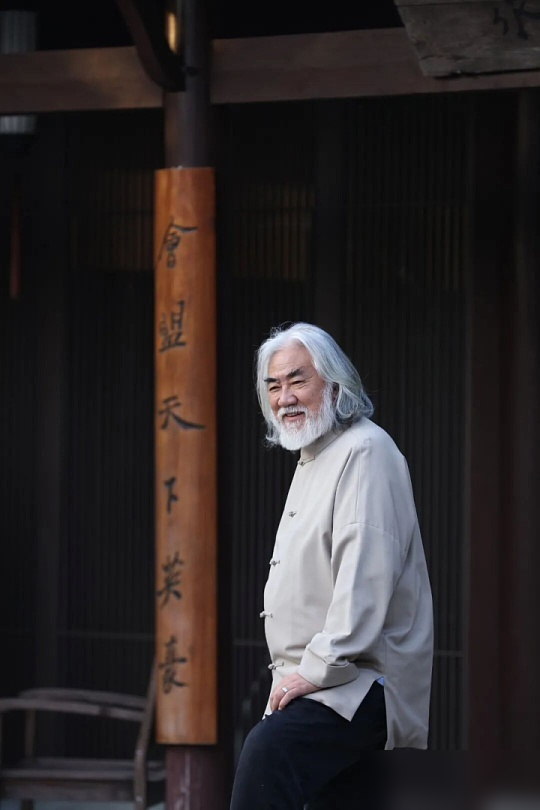 75岁张纪中居然要和44岁妻子拼第五胎？
3天前他老婆杜星霖在直播间直接官宣，说现在已经在备孕，目标生个龙太子，和去年出生的小女儿龙珠凑成对。
她还说家里现在已经进入良性循环，孩子越生越聪明越可爱，张纪中全程坐在旁边，要么沉默要么点头，半句反对的话都没说。
两人现在已经有4个孩子，之前网友问起
