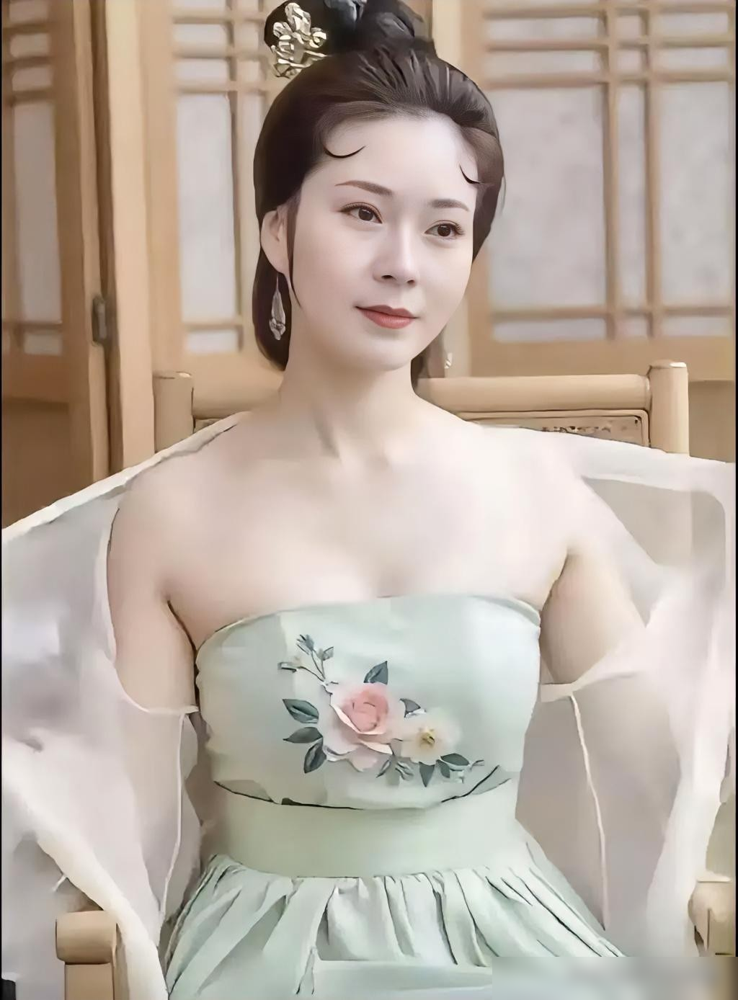 黄蓉被骂上热搜，评论区两拨人直接干起来了。
就徐克新电影这版，庄达菲演的，造型一出来，全网炸了。粗布灰袍，下巴线条硬得能削苹果，脸上连个柔光都没有。老粉直接开喷，这哪是桃花岛大小姐，花木兰下乡插队吧？还有人翻出翁美玲、朱茵的动图甩评论区，说这才叫明眸皓齿，娇俏如海棠。
但另一拨人咬死了不松口，剧