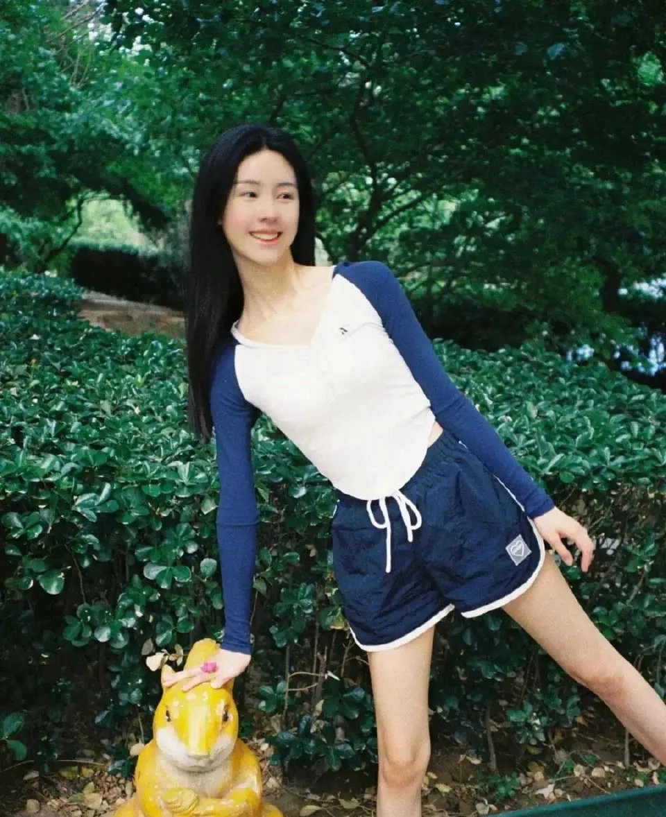 陈都灵的这组写真，好像清纯的邻家女孩，看多了她清冷女神的造型，这样的照...