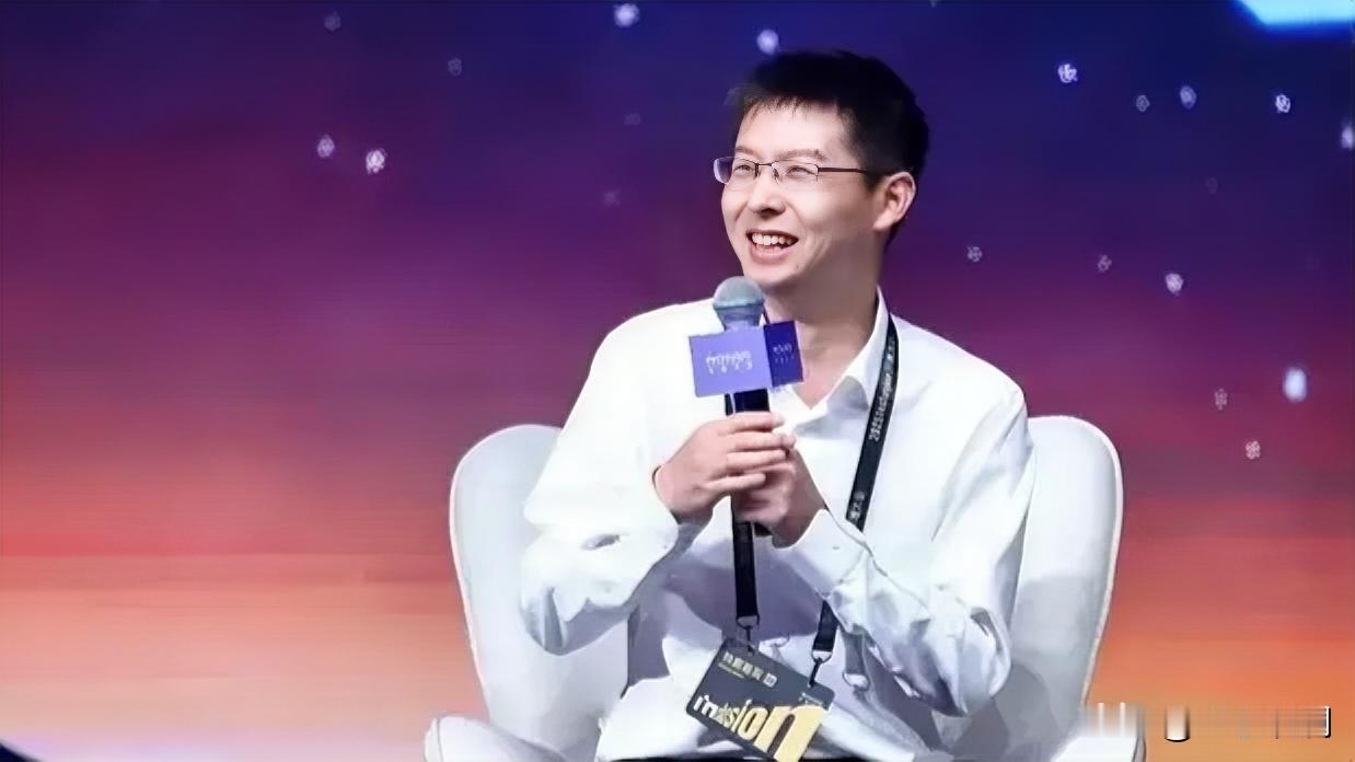 王兴兴两次公开认错，说低估了AI。宇树七个交易日涨了1100亿。

认错能涨市值，这事听着反常，其实不反常。市场怕的不是你有短板，是你不知道短板在哪。他亲口承认宇树做身体全球第一、做大脑这仗不好打，反而让资金觉得这人清醒。

宇树硬件底子在，接上外部大脑，短板反而有了补上的路径。但预期终究是预期，机