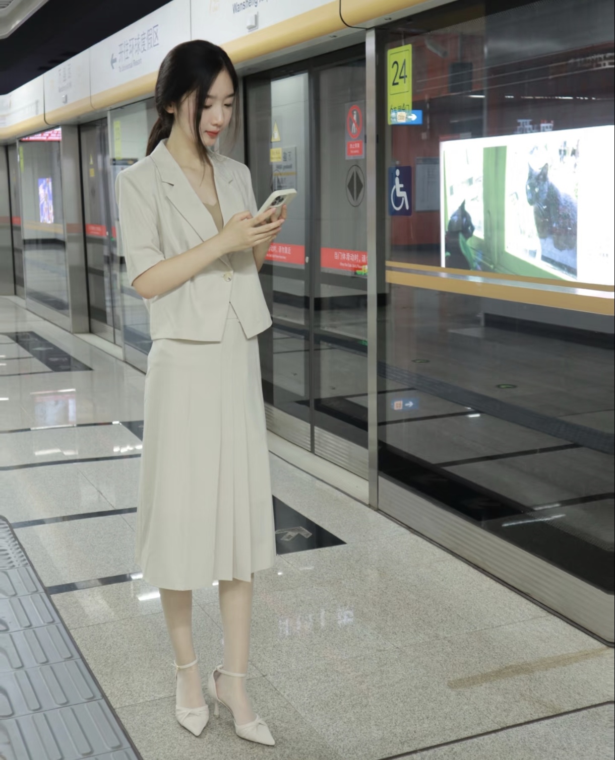 站台等地铁的气质高跟丝袜小美女，这也太让人养眼了！