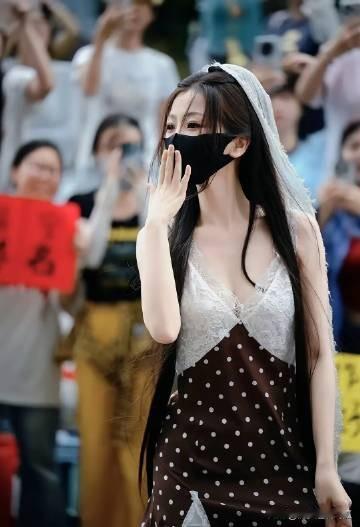 虞书欣不再随大流，审美完全按照自己的想法来。