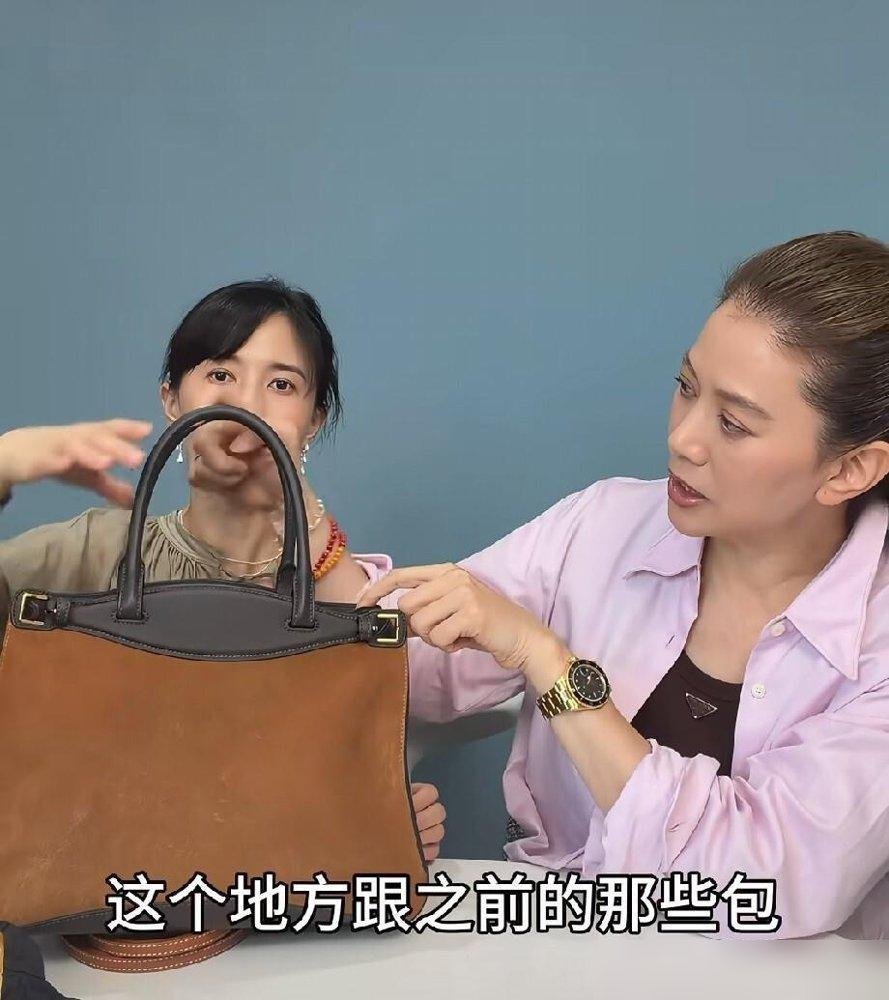 袁咏仪那一身行头，少说一套房背在身上。

结果她最在意的，根本不是包。
昨天直播，她自曝刚跟19岁儿子冷战。
就因为魔童说了一句“很没礼貌的话”，她直接不搭理了，让儿子自己反省去。
张智霖在中间劝，她也不松口。

转头聊老公，她又谦虚得很：“还可以，过得下去啦。”
但话锋一转，说儿子