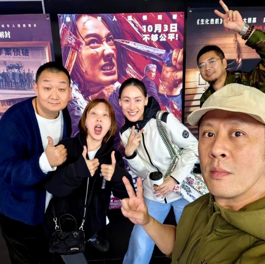 梁洛施这回是真把日子过顺了。三个儿子，老大十七，双胞胎十六，都在香港读IB，老大闷头琢磨编程，俩小的各踢各的球、各游各的泳，补习约朋友大多自己张罗。住的那栋石澳大宅产权不在她名下，孩子教育生活开销走的是共同抚养的安排，外界传了十几年的“天价分手费”，她和李泽楷当年都否认过。她最近和马浴柯一块儿跑路演