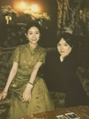 #陈楚生唱尽中秋乡愁#陈楚生在秋晚首次用潮汕方言演唱《月下煮茶》，乡音一开口，侨批故事里的思念就扑面而来。出道近二十年，用母语演绎这首歌，把跨越山海的乡愁与家国情怀娓娓道来，搭配读信的舞台设计，温柔又有厚重感，特别契合中秋望月思亲的氛围。 ​