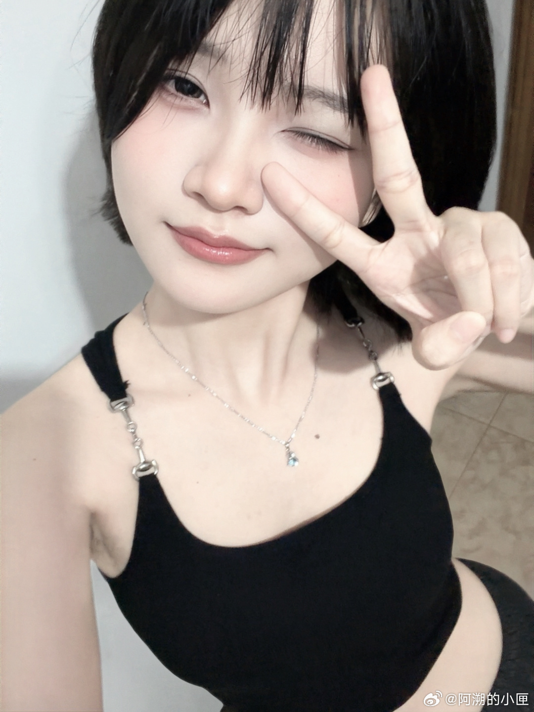 主包更新了一张自拍，一天天都在给我儿拍照我自己都不会拍照了，感觉头发到了一个尴尬一月期呃呃呃，以前真的会拍照啊！还有点点容貌焦虑，但感觉很快就平复了，现在更在意自己的能力了…自从知道只要我够强不化妆简单穿也会有魅力这个容貌焦虑好像就没了…虽然还是爱用美颜相机拍照（苹果原相机也太难 ​