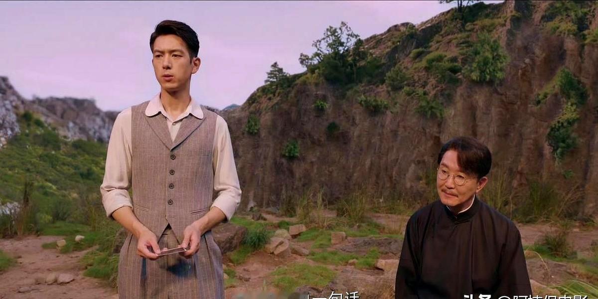 手握顶流李现和充足预算，《我不是大师》却在基础场景上翻了车。

李现和李一桐主演的这部剧，目前收视口碑双双崩盘。翻车原因很直白：外景抠图假得刺眼。

明明有大把经费，剧组却连实地取景都懒得去。背景廉价感扑面而来，一眼就能看穿是棚拍合成。顶着这种违和感拉满的画面，观众根本没法入戏。

拿着一手好牌却敷