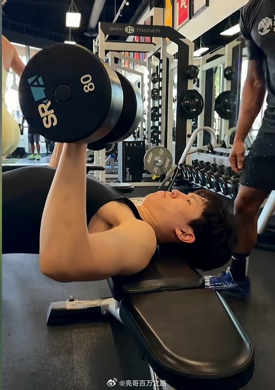 🏋️‍♂️杨瀚森卧推80磅哑铃！力量对标库里
休赛期苦练增肌，身体对抗再升级。 ​