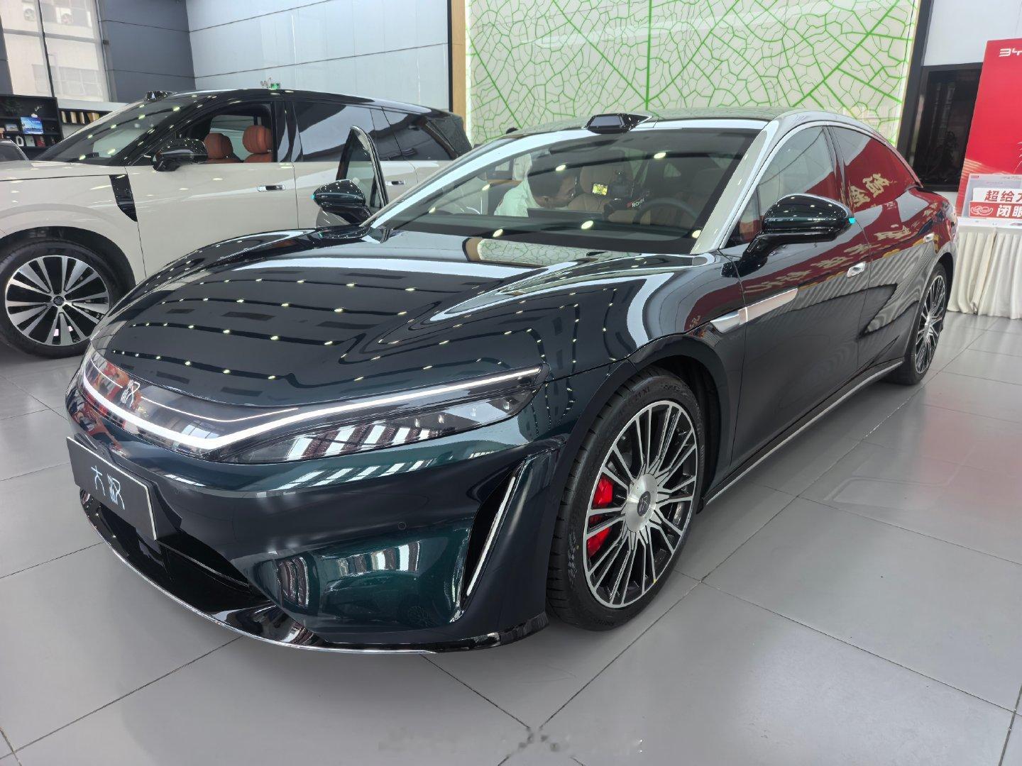 今天去比亚迪店里拍了两台车，大汉确实大和豪～
图四，一直有客户来看，一直拍不了，你猜什么比亚迪这么受欢迎？  ​