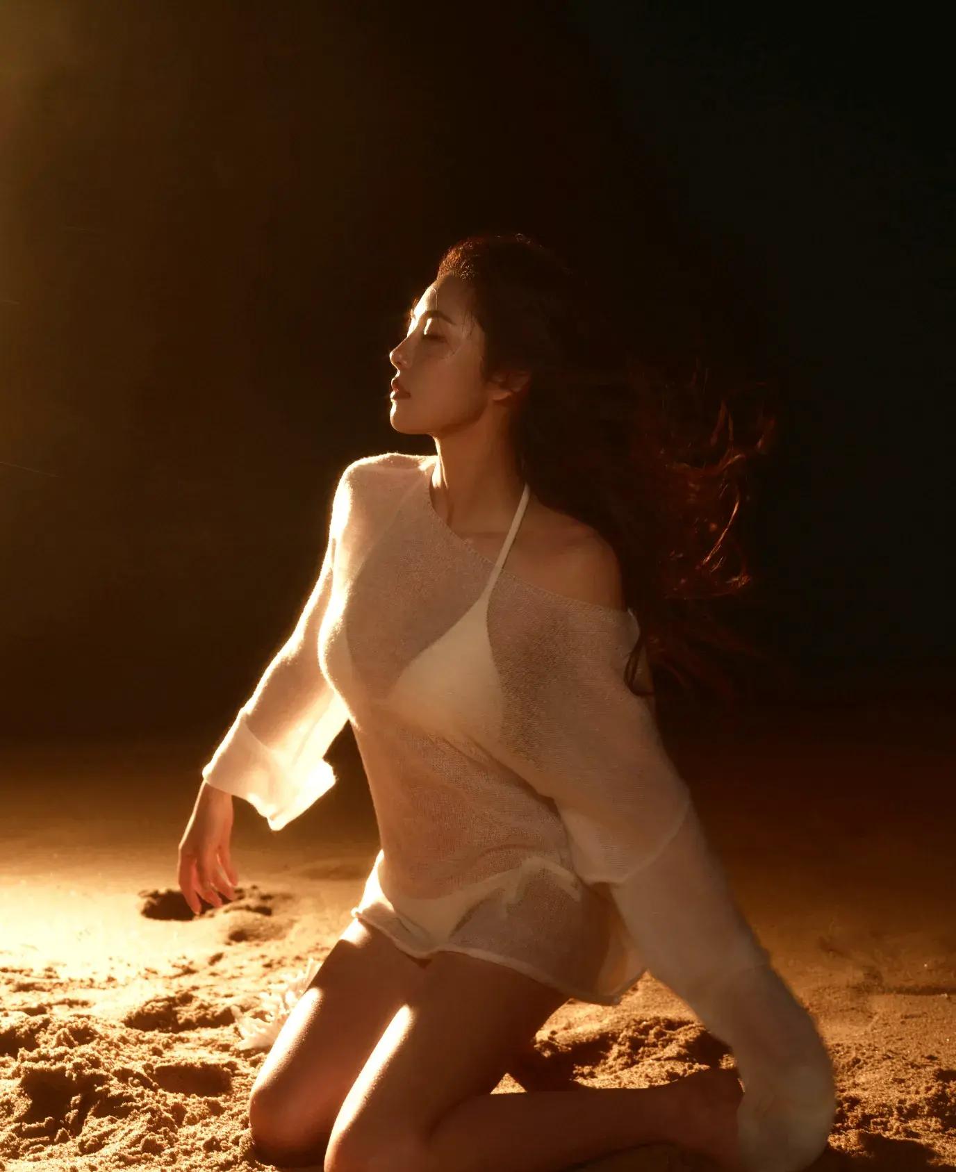 蔡文静这最新海边写真，简直美到开挂！ 薄纱外搭半透视吊带比基尼，性感又...