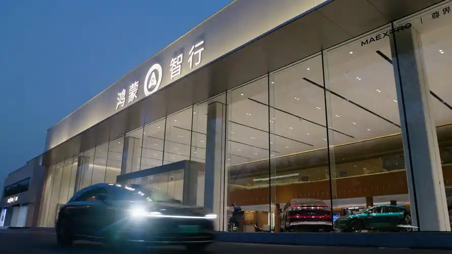 我不知道为什么，包括很多华系博主都在带鸿蒙智行的节奏，认为华为的车价格过高，缺乏竞争力，唯有降价才能提升销量。
 
持此观点者未能理解鸿蒙智行的市场定位。
 
鸿蒙智行目标直指新能源汽车行业的高端市场，若鸿蒙智行未能占据该领域，国内尚无其他车企有能力承担这一角色。
 
暂不讨论百万级车型，在中高端市