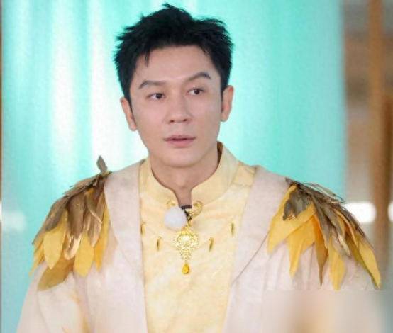 李晨在跑男里撕了十年名牌，撕到最后，观众只记得大黑牛，忘了他叫李晨。
邓超早跑了，2019年退出后去导电影，赔了回来接着和陈赫搞《五哈》，自己当出品人，把综艺做成了生意。陈赫也试过演反派，结果观众看见他就想笑，正剧路直接卡死。沙溢更现实，孩子国际学校、老人看病，哪样不要钱？戏约少了，综艺顶上，五年