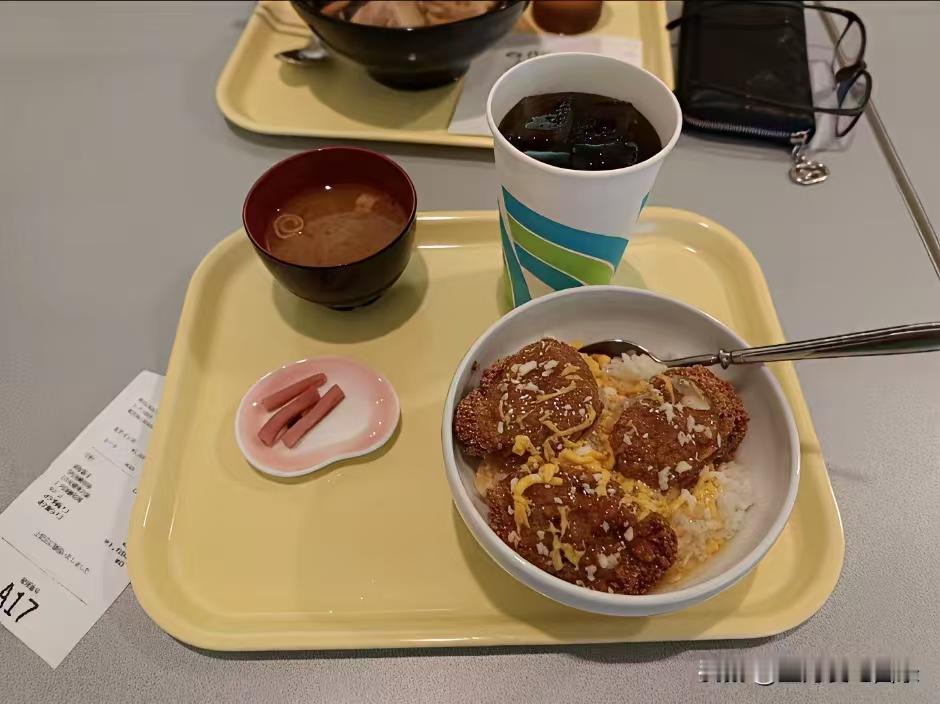 吃不饱饿着肚子比赛，本届名古屋亚运会会有多少破纪录成绩出现？印度应该有信心继续申办奥运会了。

3根mini酸萝卜+3个猪排，3朵西兰花+3个鸡肉，这就是名古屋亚运会荤素配餐吗？真是节俭亚运啊。

本届名古屋亚运会开幕了，原以为开幕式才有的精彩，结果提前被亚运的餐饮与住宿抢了风头。

亚运会主任身着
