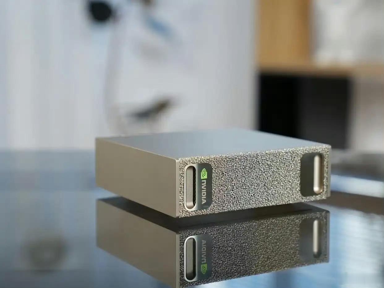英伟达推出DGX Spark 64GB版本，定价4999美元，10月23日正式开售。整机搭载GB10 Grace Blackwell超算芯片，配备64GB统一内存，保留完整DGX OS与全套AI软件栈，单机可本地运行千亿参数大模型。

亮点是支持双机串联，两台设备直连后内存池合并至128GB，模型承载能力同步提升。整机体积小巧，面向AI开发 ​