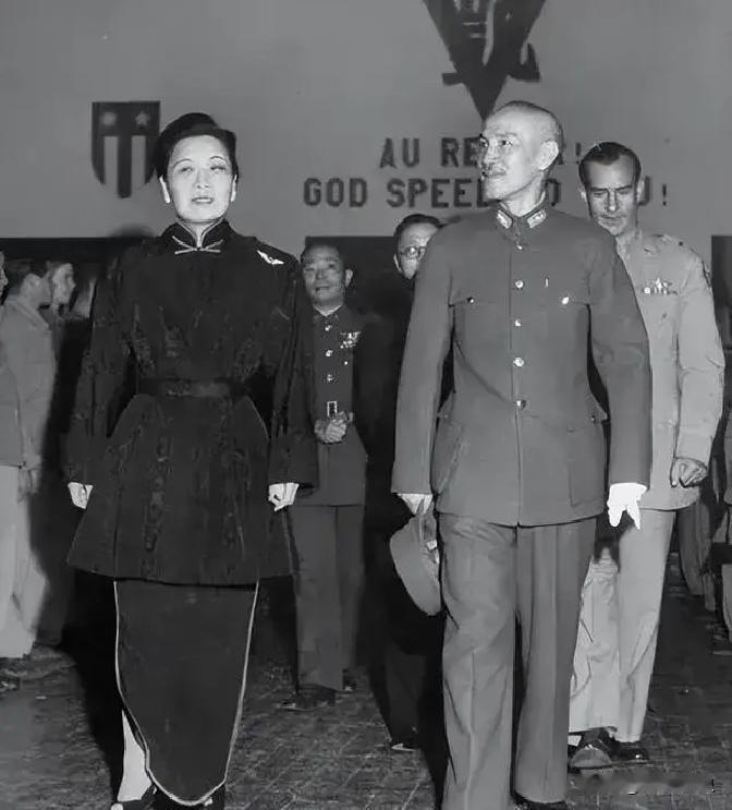 1975年4月5日，台北士林官邸内风雨交加，88岁的蒋介石因心脏病突发离世。这位曾叱咤风云的政治强人，临终前或许还在回味与宋美龄几十年的夫妻情分，但他万万没想到，自己死后，这份情分竟被一份遗嘱彻底撕碎。
 
护士推开门时，宋美龄正坐在外间的沙发上。她背挺得很直，手里捏着一方手帕。
 
“夫人，”护士