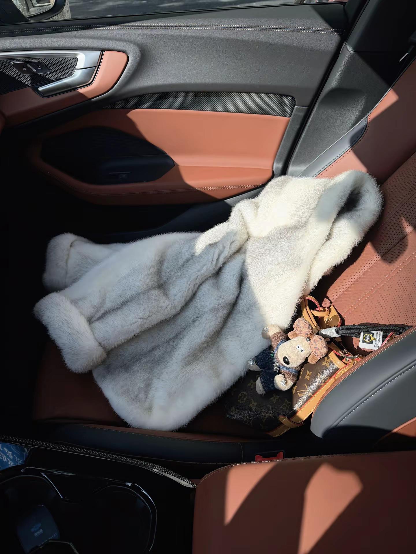 成熟女人的三大标志：穿貂，买黄金，听凤凰传奇🤣