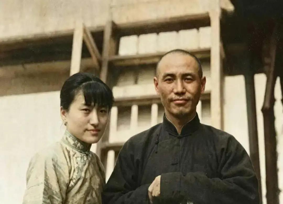 宋美龄 30 岁还没嫁出去，在别人眼中已经算是“老姑娘”了。宋霭龄一心想让自己的妹妹嫁给蒋介石，但蒋介石已经有了第二任正牌妻子陈洁如，于是宋霭龄便开始设局。
宋霭龄推开妹妹宋美龄的房门，递给她一份手写的宾客名单。宋美龄只看了一眼，便把名单按在梳妆台上，没说话。
“你也该为自己打算了。”宋霭龄站在她身