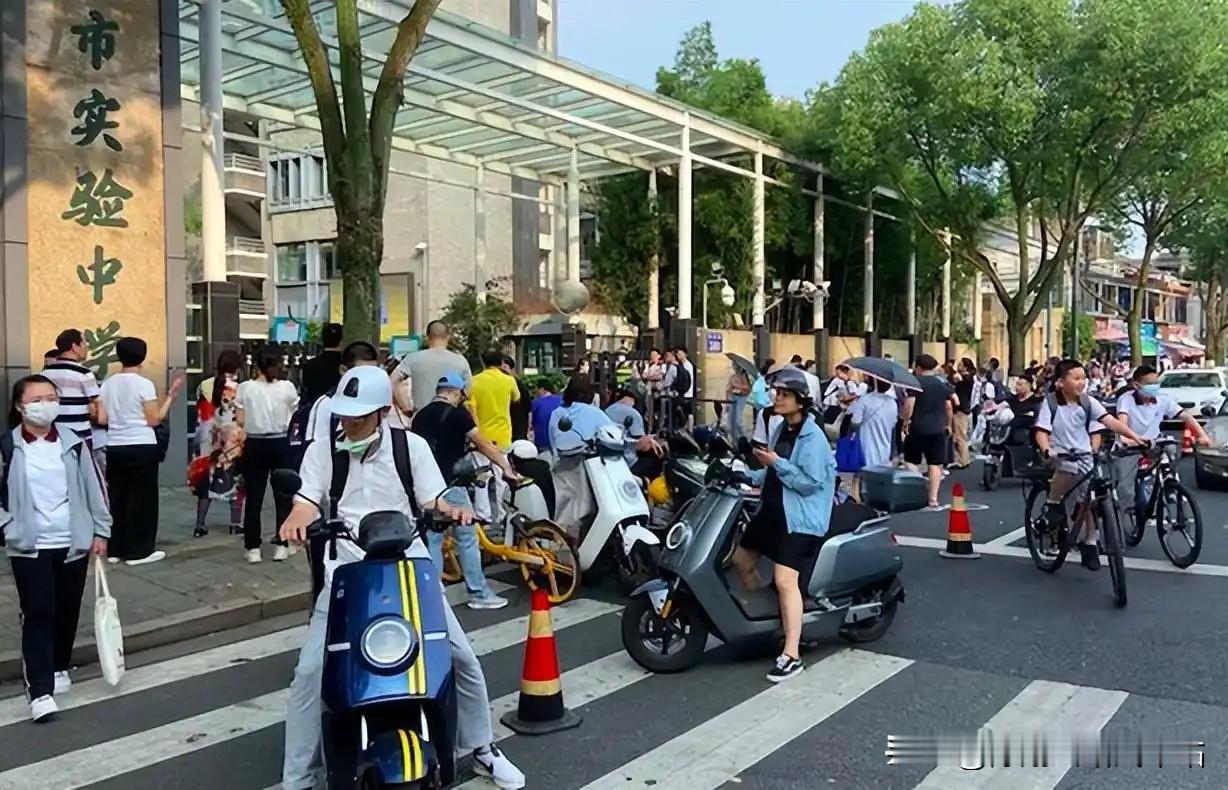 本人觉得那必须是电驴，不用堵车、不用找车位，早晚接娃穿梭大街小巷特别灵活。送完孩子顺路买菜，窄巷子、小区门口随便停，起步成本低，日常充电也省钱。
 
缺点也很实在：刮风下雨受罪，冬天冻手冻脸，带娃一定要戴好头盔、护具，孩子的安全座椅也得配齐。遇上暴雨暴雪就不太顶用。
 
如果距离稍远、经常碰到坏天气
