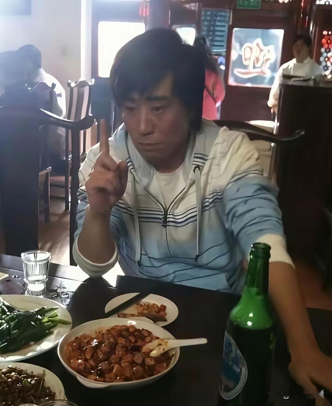 难得一见！尚未走红时的于和伟，饭桌上这股劲儿藏不住气场
 
这张旧照记录了于和伟早年还没大火时的模样。
简单的拼色连帽外套，面前摆着家常小菜和啤酒，没有聚光灯，没有精致打扮，就是一副普通人聚餐的样子。
 
可他竖起一根手指、神情认真的瞬间，眼神里那股沉稳又执拗的劲儿已经藏不住了。
谁能想到，当年这个