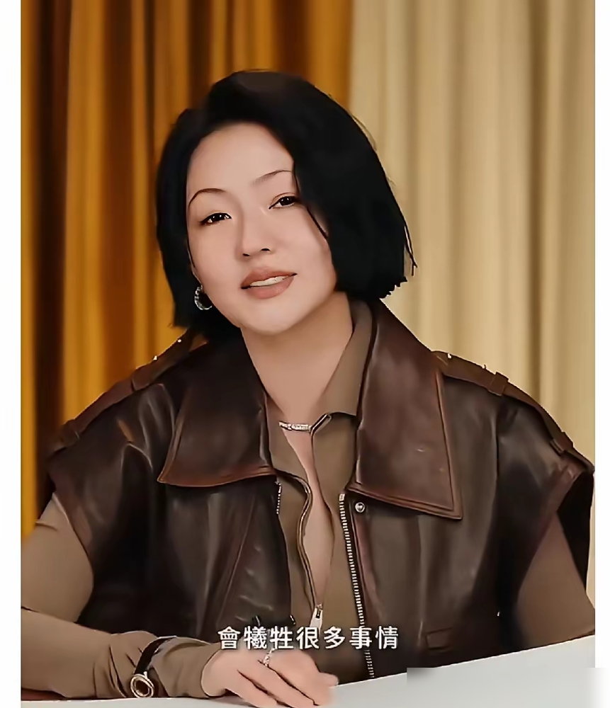 小S现在每张公开照片，眉眼、角度、那股劲儿，都跟大S一个模子刻出来的。
VOGUE专访翻到金钟奖领奖造型，她当场绷不住了。哽咽着说最想跟姐姐分享的人，已经不在了。她天天梦到姐姐，撂下一句：只要铭记，人就没离开。
4月重返节目，她亲口说旅行是她发起的。大S生前怕累，那趟日本温泉之旅却反常坚持要去，