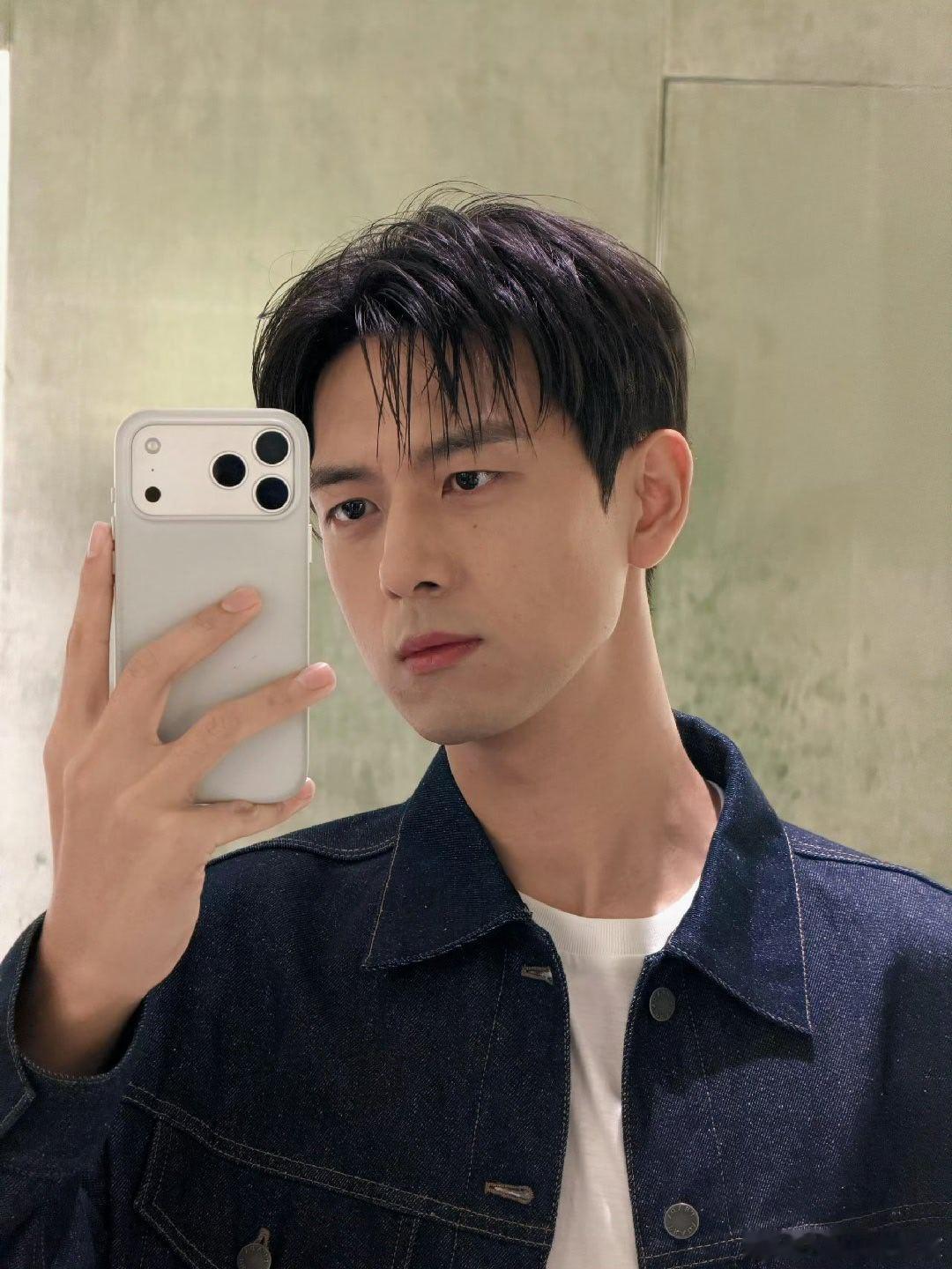 #李现[超话]# 不会表达不会盲目爱放心里吧[打call]​