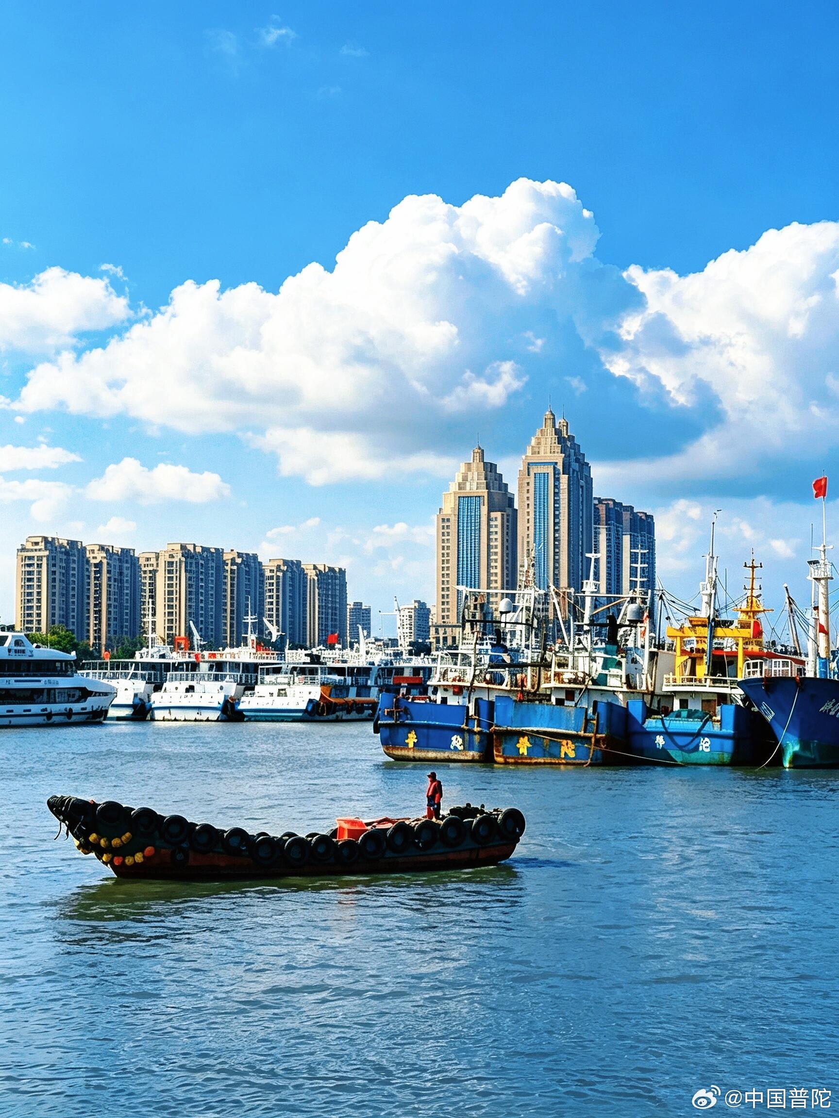 #旅行[超话]# 本地人掏心窝说，沈家门渔港是舟山旅行最值得留步的目的地之一✨

它与挪威卑尔根港、秘鲁卡亚俄港并称世界三大渔港，是东海天然的避风良港，更是实打实的东方渔都。十里港湾绵延铺展，桅樯错落间藏着代代相传的渔俗烟火，自古便有“活水码头”的美名。

沿港慢慢逛，渔港里是原汁原味的 ​