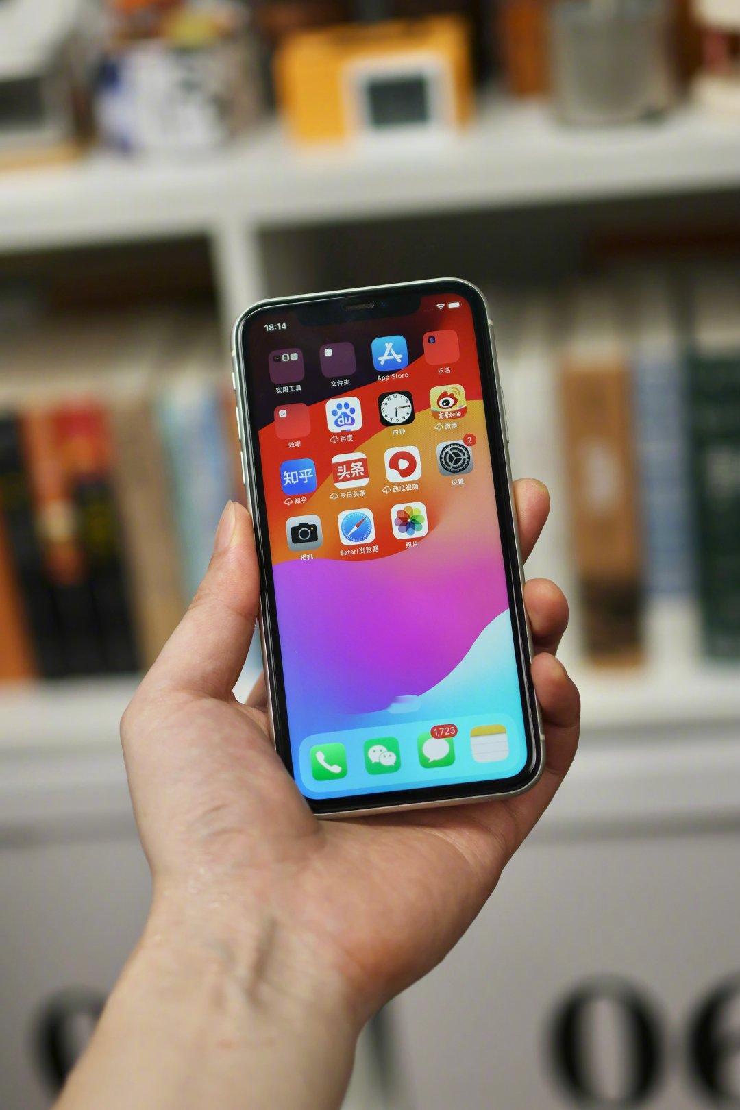 找出了封存多年的iPhone11标准版，圆润机身边框非常的经典，这机器现在正常使用没问题，运行速度会慢一点点，但不影响正常使用，只不过这屏幕黑边确实有点……奇怪，当年也没觉得宽[允悲] ​