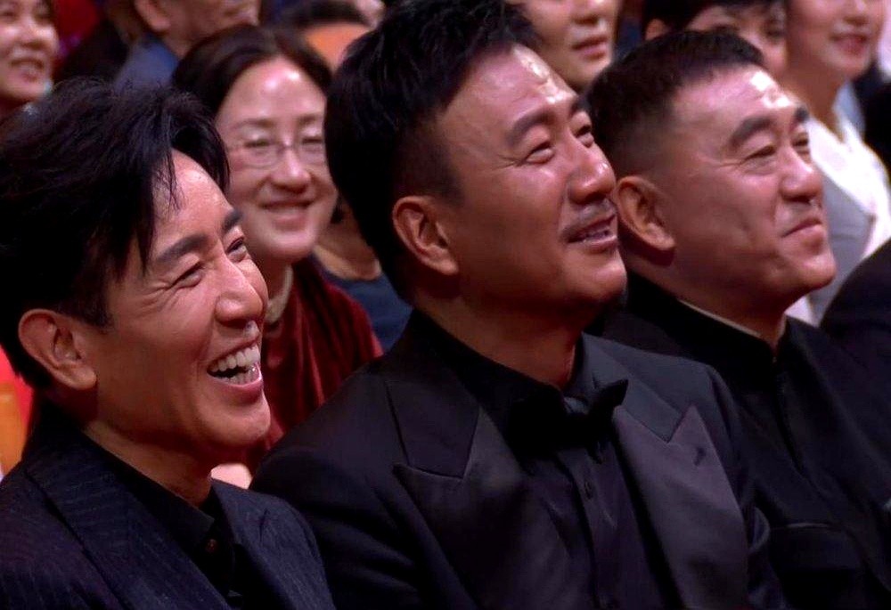 李乃文在飞天奖现场说想给闫妮当助理，闫妮张口就是一句：你年纪太大了。

台底下的倪萍、瞿颖笑成一片。换个年轻偶像可能早挂脸了，李乃文一点不恼，转头就去红毯上找场子——直接跟胡军一左一右把欧豪“架”着往前走，等欧豪刚签完名，他还顺手把欧豪的签名笔给没收了，难怪瞿颖都感叹他在不擅长的领域这么努力。

手