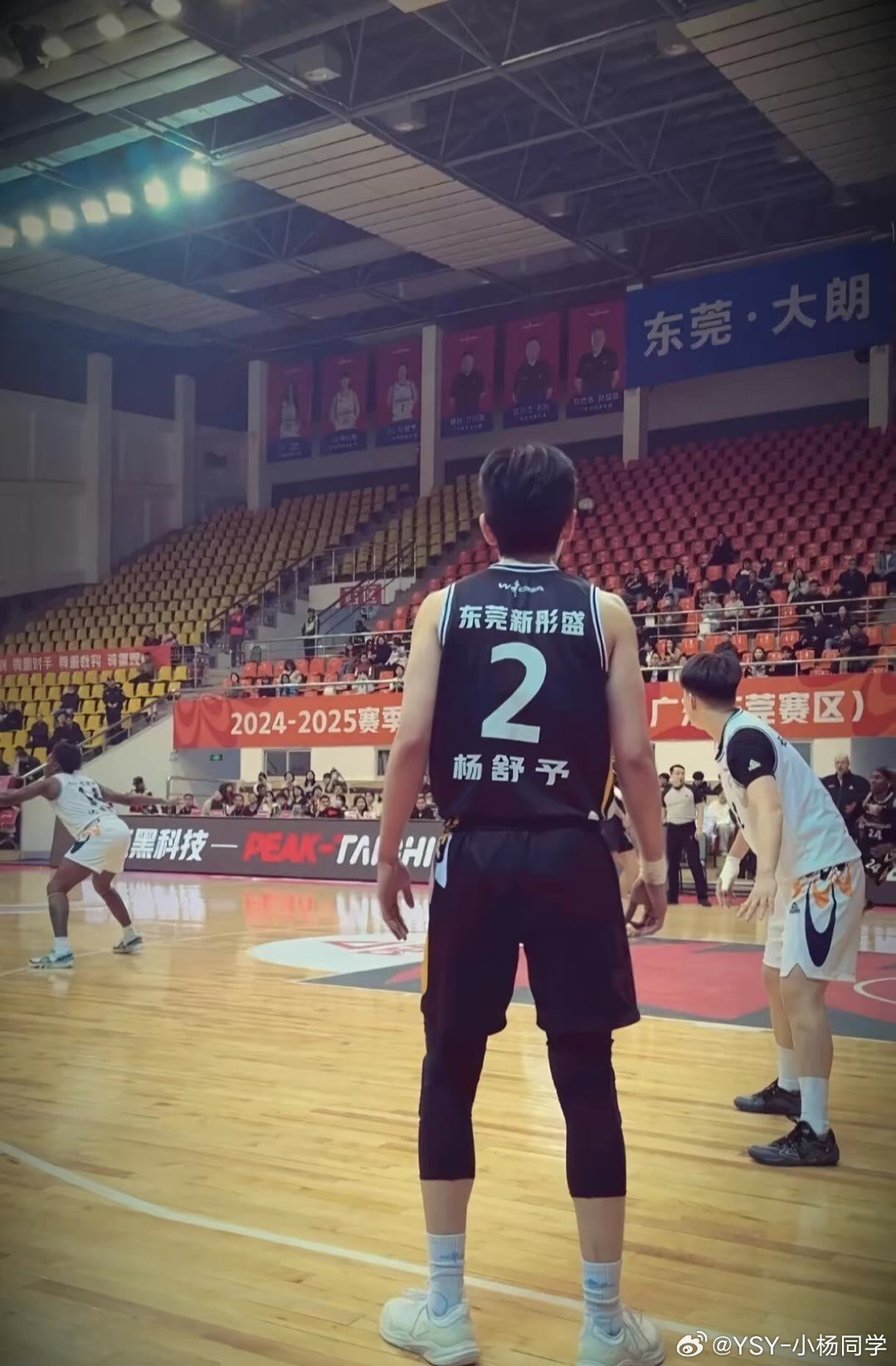 #杨舒予[超话]#  比起你的眼睛 我更熟悉你的背影. ​