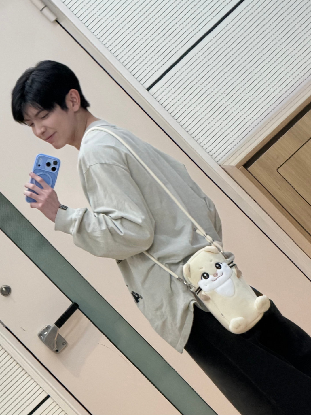 带货主播用着iphone18pro冰川蓝拍了一张照 ​