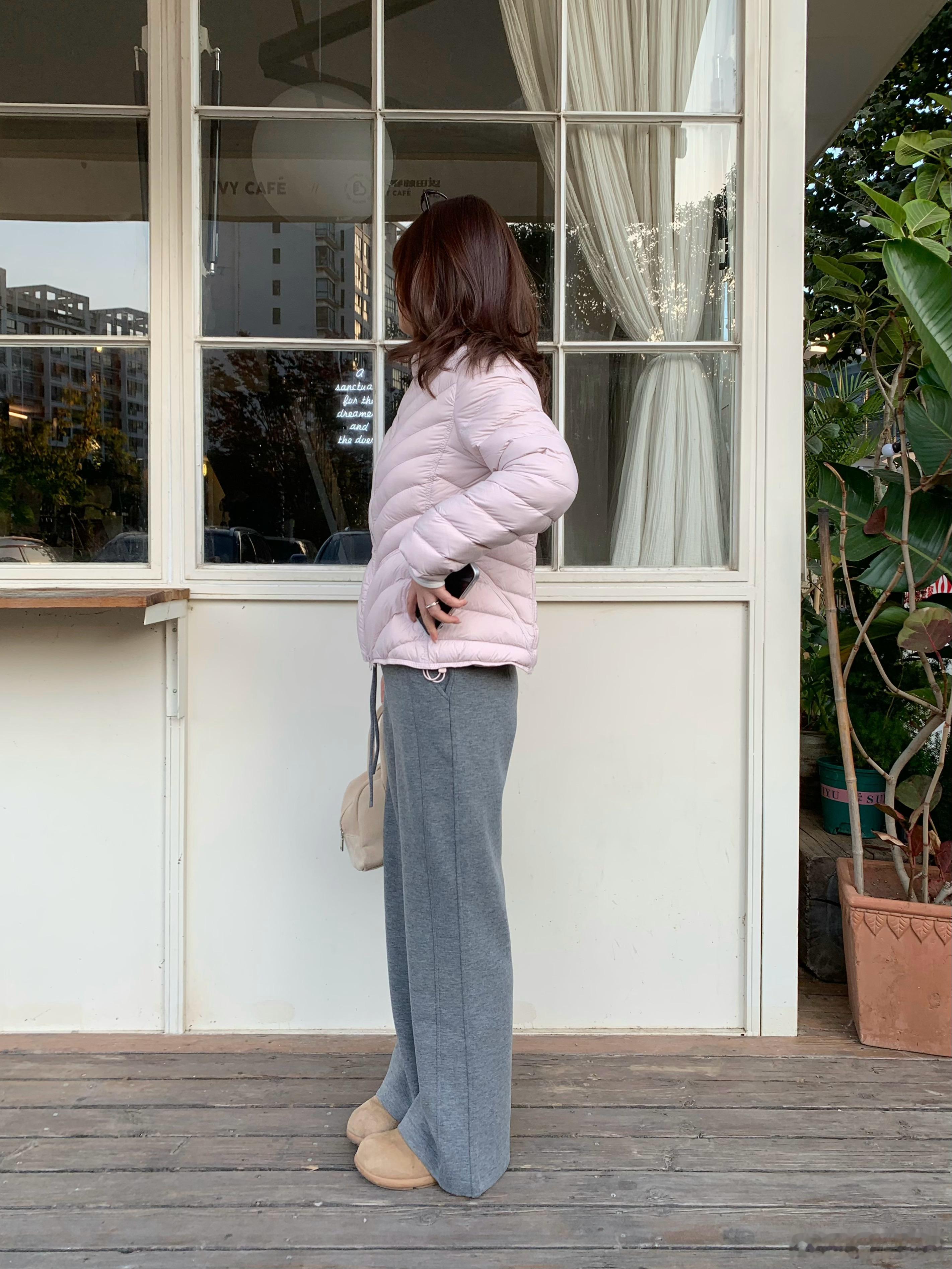 预告一下韩女收腰排骨羽绒服，淡淡顺顺的韩女氛围感，不花哨，微微收腰的设计冬天也可以穿的很显瘦。和lu系微喇裤绝配！这身也是我必须自留的我朋友来试穿后特别喜欢，自留俩色hhh，小个子姐妹可以穿！我朋友就是158左右的小个子身高，她穿起来很合适很漂亮，还给她妈妈也带了一件，日常很好穿的款式。 团款开发进度