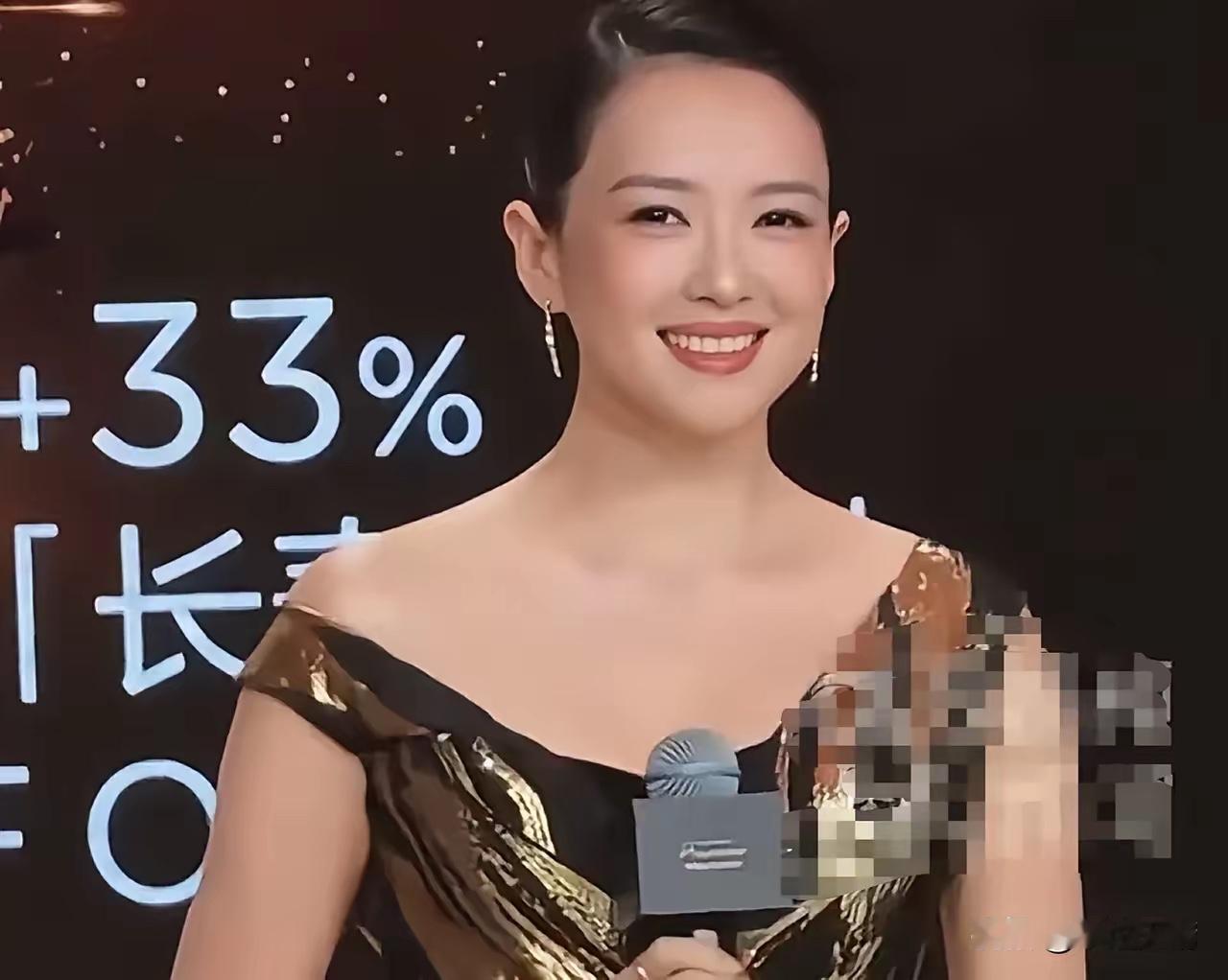 章子怡现在越来越富态了！
心宽体胖，满面春风！
没打开图片前有一种倪萍的既视感！
东方女性的独特美！
小时候她就是美人胚子，现在一点也没变，只是胖了点！章子怡