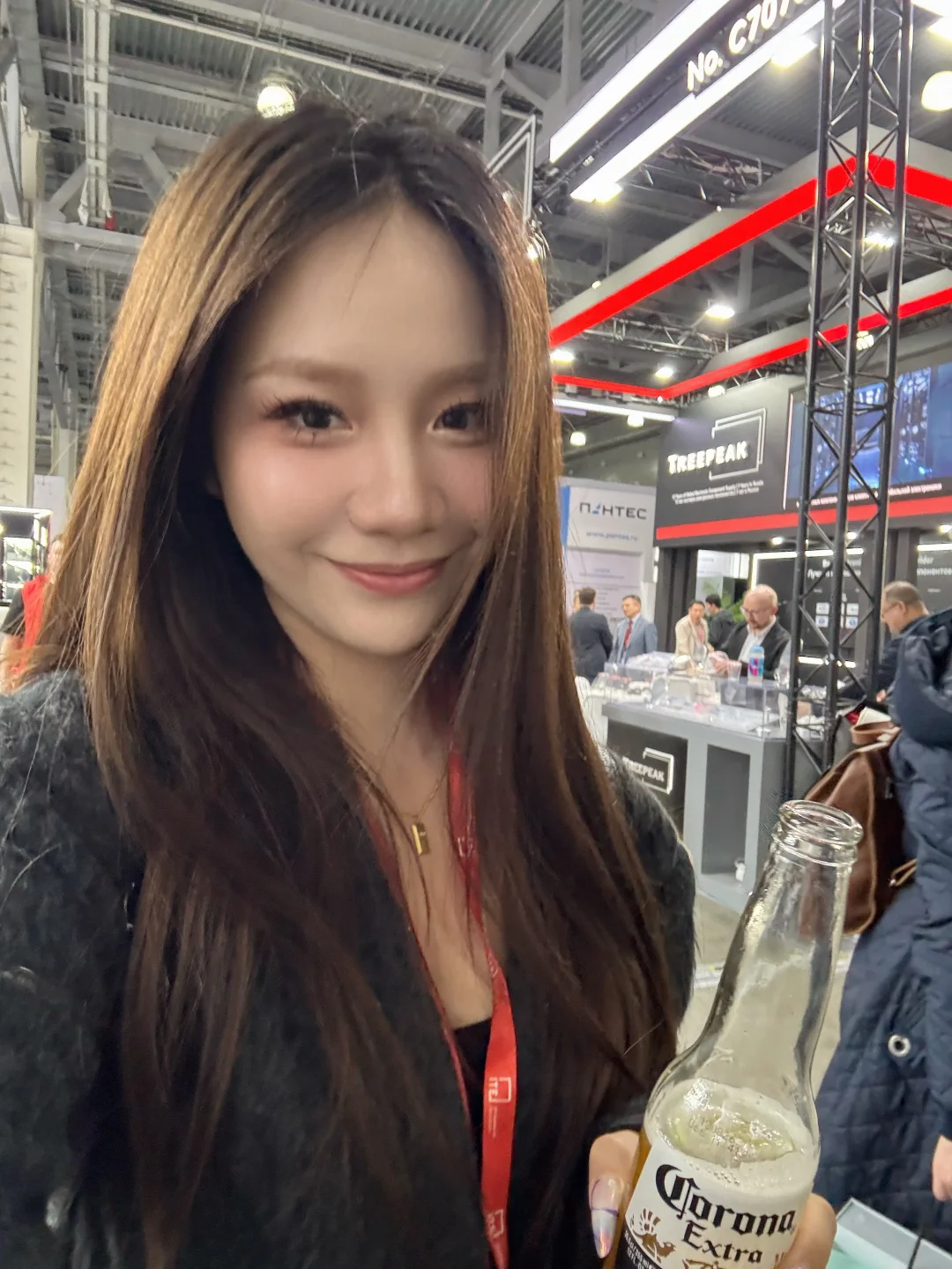 🇷🇺是谁在莫斯科展会，边聊客户边喝酒啊
