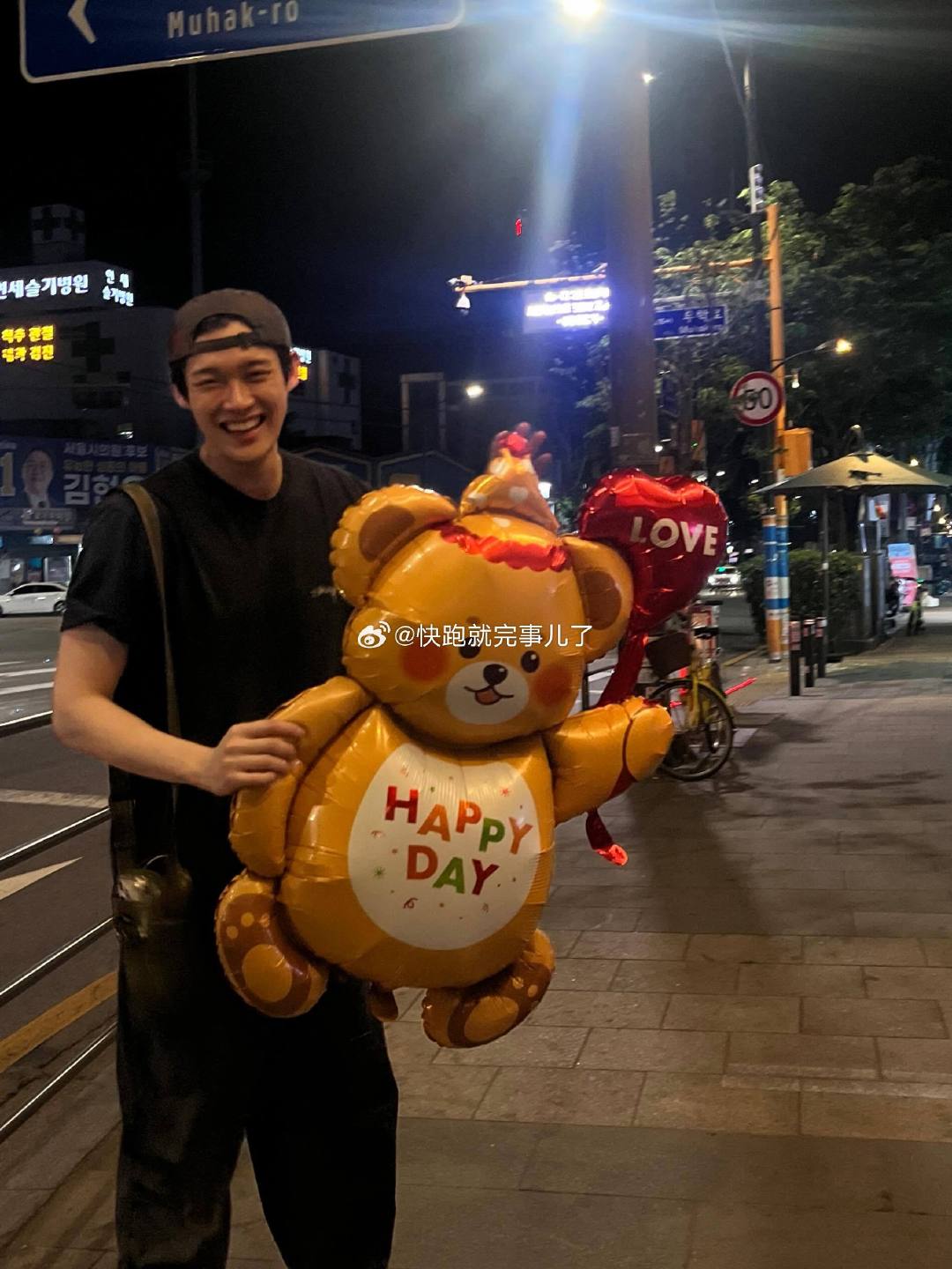 #金允植[超话]#  
今天是我的生日🤣
此刻我很幸福

不是看下饭综艺哈哈大笑之后只留下怅然
而是如细水长流般渗透进生活的方方面面
幸福的秘诀就是
拥有苹果时
植在意苹果🍎

谢谢最近带给我幸福的人
就此约定🤙🏻🤙🏻🤙🏻
我会一直留在你身边啊
不会离开
只留在我身边吧 不可以离开 ​